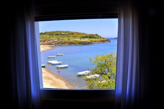 Costa Brava Dali katalonia podróże Widok z okna domu na zatoczke w Portlligat