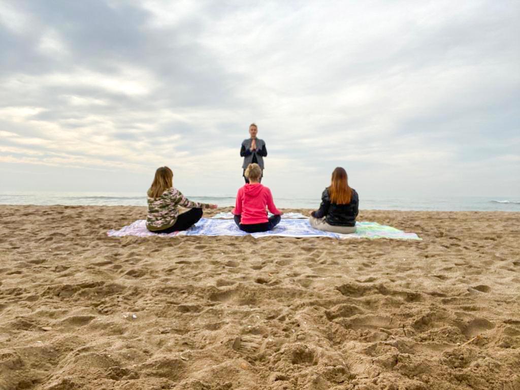 medytacja na plaży